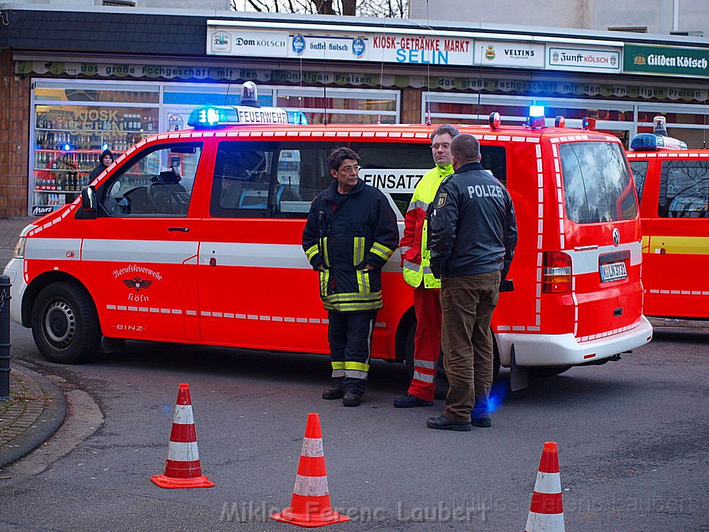 Einsatz Feuerwehr SEK Polizei Koeln Nippes Merheimerstr P158.JPG